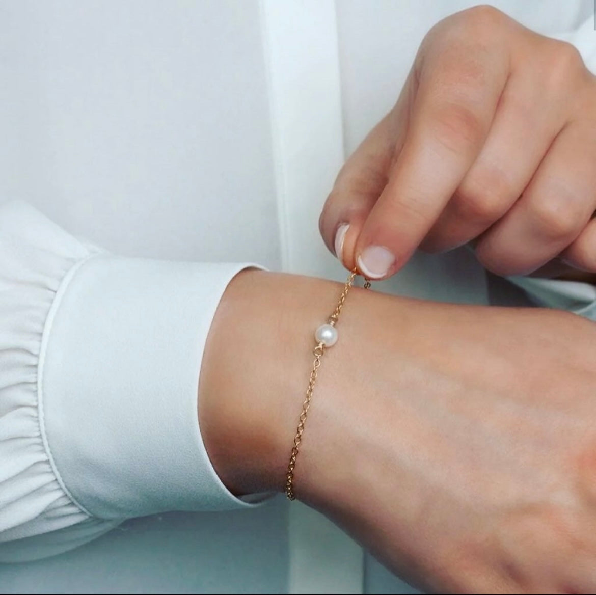 Dainty Floating Pearl Bracelet