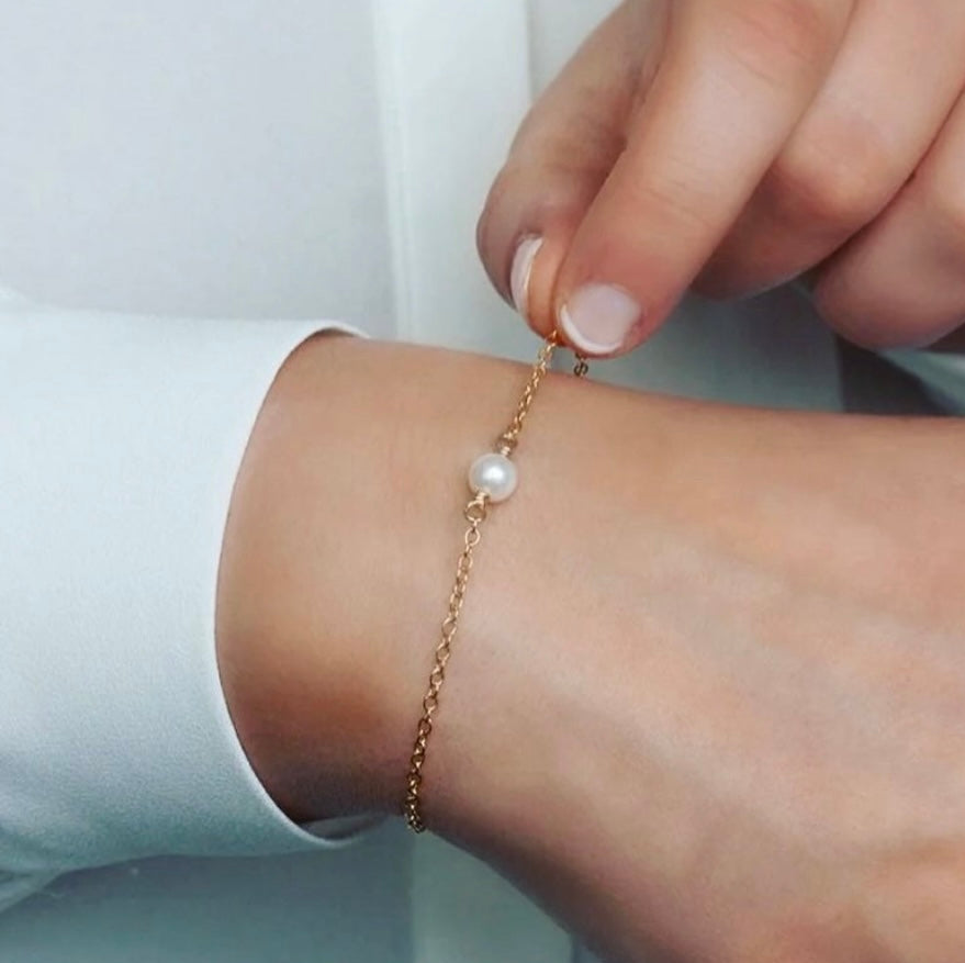 Dainty Floating Pearl Bracelet